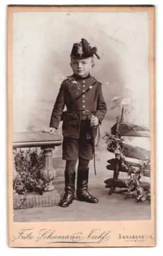 Fotografie Fritz Schuhmann Nachf., Annaberg i. S., junger Knabe als Sächsischer Jäger in Uniform mit Tschako