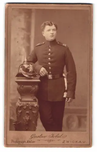 Fotografie Gustav Jobst, Zwickau, sächsischer Soldat in Uniform Rgt. 133 nebst Pickelhaube Sachsen
