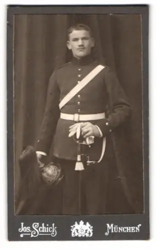 Fotografie Jos. Schick, München, junger Solat in Uniform mit Pickelhaube Rosshaarbusch in der Hand, Säbel