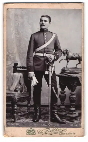 Fotografie U. Zattler, Landshut i. B., bayrischer Soldat in Uniform mit Säbel nebst Pickelhaube Rosshaarbusch
