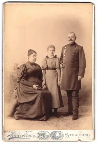 Fotografie Ateleir Kraus, Straubing, Major Beutlhauser in Uniform nebst seiner Frau und Tochter Rosa