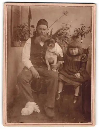 Fotografie unbekannter Fotograf und Ort, Vater mit seiner Tochter und Jack Russel Terrier auf dem Schoss, 1902