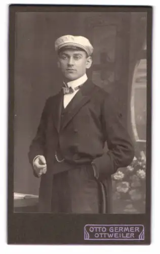 Fotografie Otto Germer, Ottweiler, saarländer Student im Anzug mit Couleur an Schirmmütze