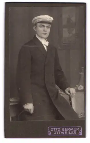 Fotografie Otto Germer, Ottweiler, Student im Anzug mit Schirmmütze