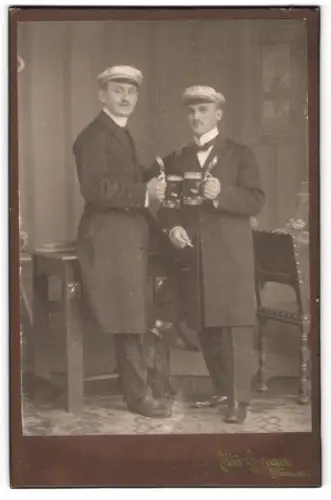 Fotografie Otto Germer, Ottweiler, zwei Studenten in Anzügen stossen mit Schwarzbier an