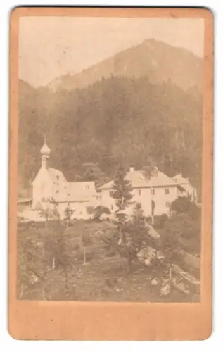 Fotografie unbekannter Fotograf, Ansicht Fischbachau, Blick zur Gnadenkapelle und Kloster Birkenstein