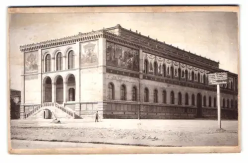Fotografie unbekannter Fotograf, Ansicht München, Blick auf die Pinakothek mit Parkverbots Schild