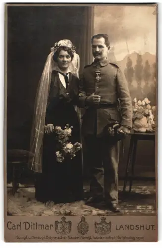 Fotografie Carl Dittmar, Landshut, Uffz. in Uniform mit Pickelhaube und EK Orden nebst Braut, Kriegstrauung