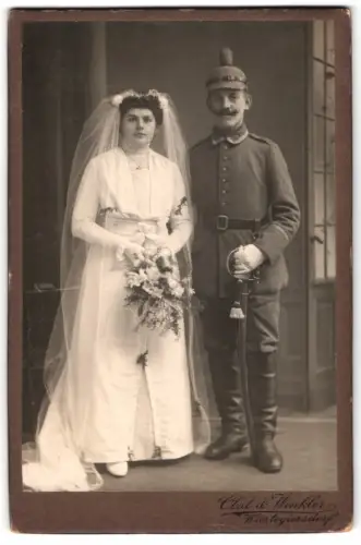 Fotografie Obst & Winkler, Wüstegiersdorf, Uffz. in Uniform Rgt. 69 mit Pickelhaube Tarnbezug, nebst Braut Kriegstrauung