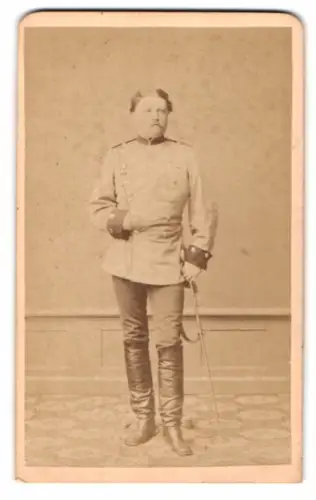 Fotografie M. Pössenbacher, München, Portrait Graf Carl von Gronsfeld in Uniform mit Säbel, 1872