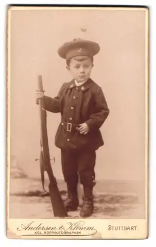 Fotografie Andersen & Klemm, Stuttgart, junger Knabe mit Spielzeug Gewehr