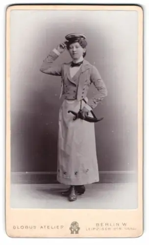 Fotografie Globus Atelier, Berlin, junge Frau zum Fasching als Binnenschifferin in Uniform mit Dolch, 1904
