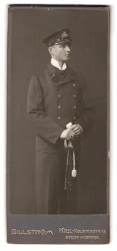 Fotografie Billström, Kiel, Otto Weddigen als Fähnrich zur See in Uniform, Rückseite mit Autograph, 1903