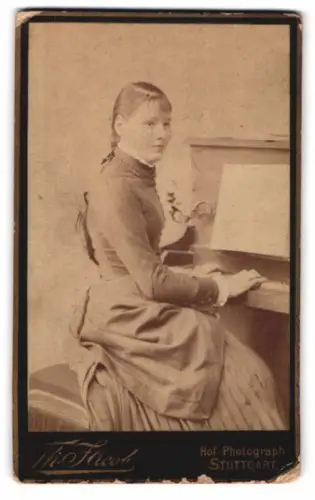 Fotografie Th. Jacob, Stuttgart, junge Frau spielt Klavier im Atelier