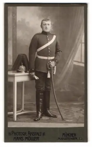 Fotografie Hans Möller, München, junger bayrischer Soldat in Uniform nebst Pickelhaube mit Rosshaarbusch