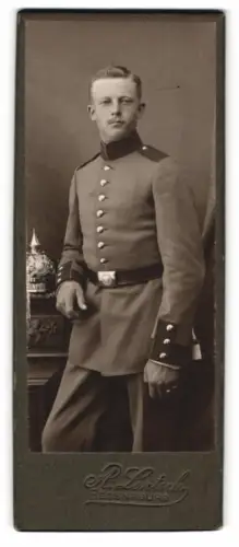 Fotografie R. Lentsch, Regensburg, junger Soldat in Uniform Rgt. 11 mit Pickelhaube
