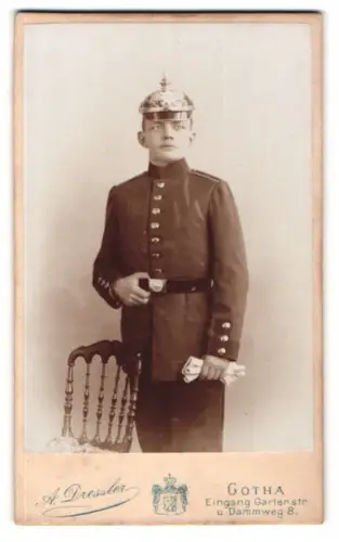 Fotografie A. Dressler, Gotha, junger Einjährig-Freiwilliger Soldat in Uniform mit Pickelhaube