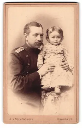 Fotografie J. v. Szymonowicz, Graudenz, Offizier in Uniform präsentiert seine Tocher im Atelier