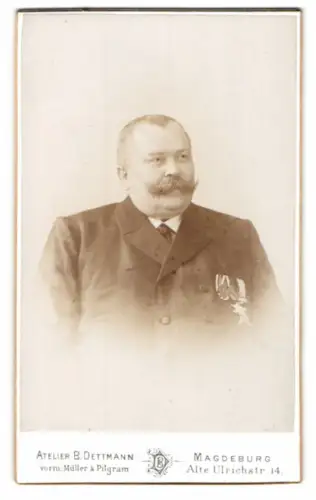 Fotografie B. Dettmann, Magdeburg, Herr in Zivil mit Ordenspange