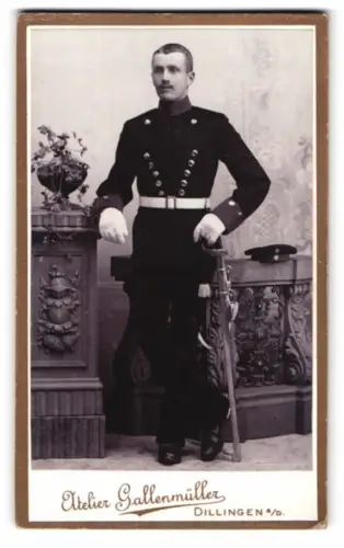 Fotografie Gallenmüller, Dillingen a. D., Chevauleger in Uniform mit Säbel