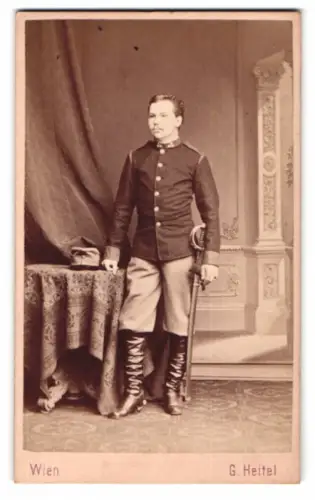 Fotografie G. Heitel, Wien, K.u.K. Soldat in Uniform mit Säbel