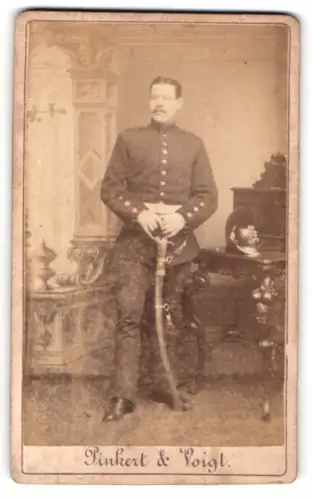 Fotografie Pinkert & Voigt, Berlin, preussischer Soldat in Uniform nebst Raupenhelm und Säbel