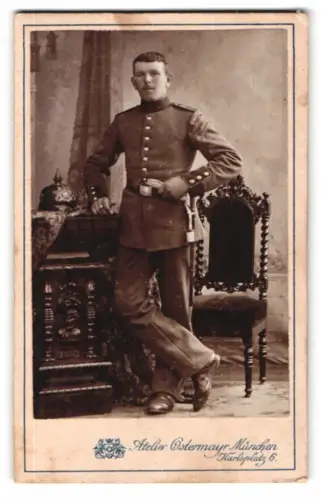 Fotografie Gebr. Ostermayr, München, Soldat in Uniform nebst Pickelhaube Bayern