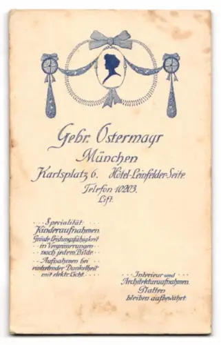 Fotografie Gebr. Ostermayr, München, Soldat in Uniform nebst Pickelhaube Bayern