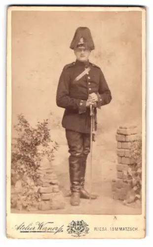 Fotografie Atelier Werner, Riesa, sächsischer Soldat in Uniform mit Pickelhaube Rosshaarbusch und Säbel