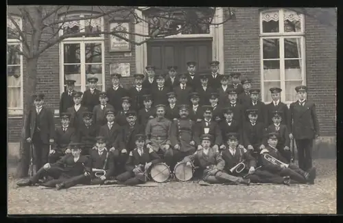 Foto-AK Männer Musikintrumenten vor dem Kaiserl. Postamt