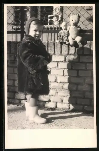 Foto-AK Kind mit einem Teddy und einer Puppe