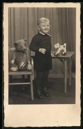 Foto-AK Kind mit einem Teddy und Hunde-Spielzeug