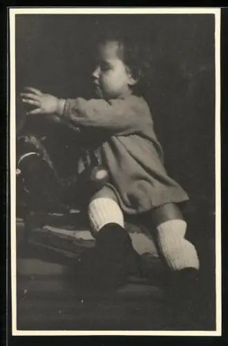 Foto-AK Kleinkind mit seinem Teddy