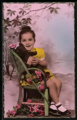 AK Mädchen sitzt auf einem Stuhl und umarmt ihren Teddy