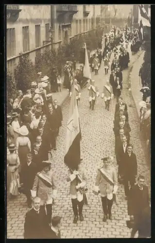 Foto-AK Strassenumzug von Studenten mit Fahne u. Publikum