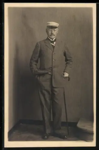 Foto-AK Alter Burschenschaftler mit Mütze und Spazierstock, Portrait