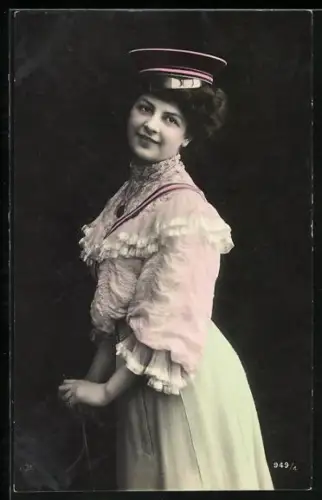 AK Studentin mit Mütze, Portrait