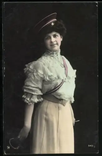 AK Studentin mit Mütze und Degen, Portrait