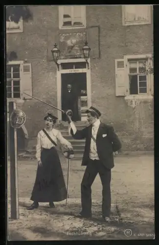 AK Fechtübung, Studentenpaar mit Degen vor einem Gebäude