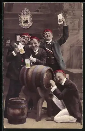 AK Burschen aus der studentischen Szene trinken gemeinsam ein Bier