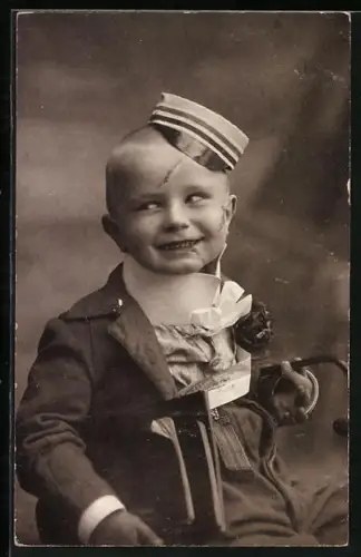 AK Kleiner Junge, als Student verkleidet