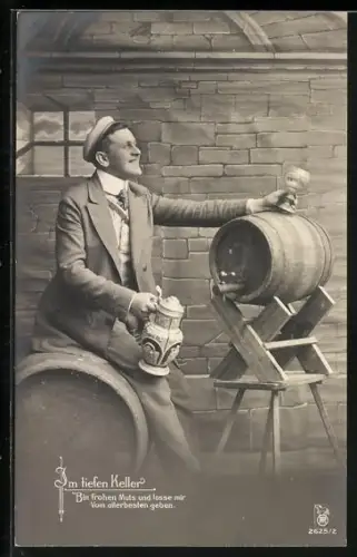 AK Durstiger Student mit Krug u. Weinglas, Im tiefen Keller