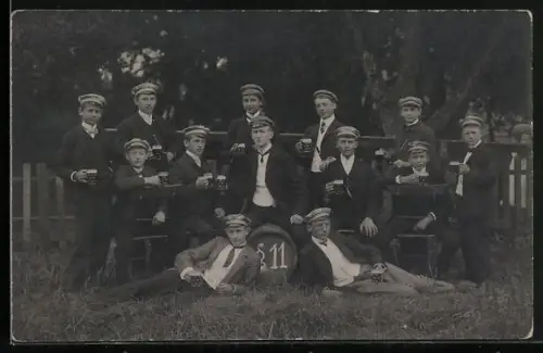 Foto-AK Studentengruppe mit Bier im Grünen, §11