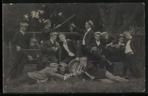 Foto-AK Studentengruppe mit Bier im Grünen, Fechten mit Spazierstöcken, §11