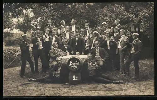Foto-AK Studentengruppe mit Bier im Grünen, Bergfest 1908, §11