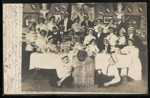 Foto-AK Gemischte Studentengruppe bei einer Feier, 1909