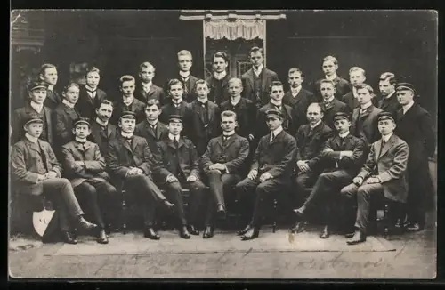 Foto-AK Studentengruppe vor einem Fenster