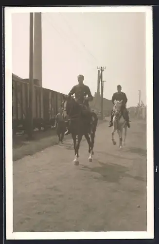 AK Beregzasz, Reiter bei einem Güterzug