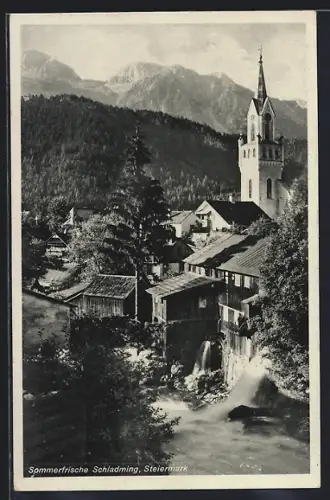 AK Schladming /Steiermark, Ortspartie mit Kirche und Blick in die Alpen