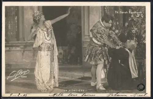 AK Schauspielerin Sarah Bernhardt steht in La Sorciére - Acte III auf der Bühne
